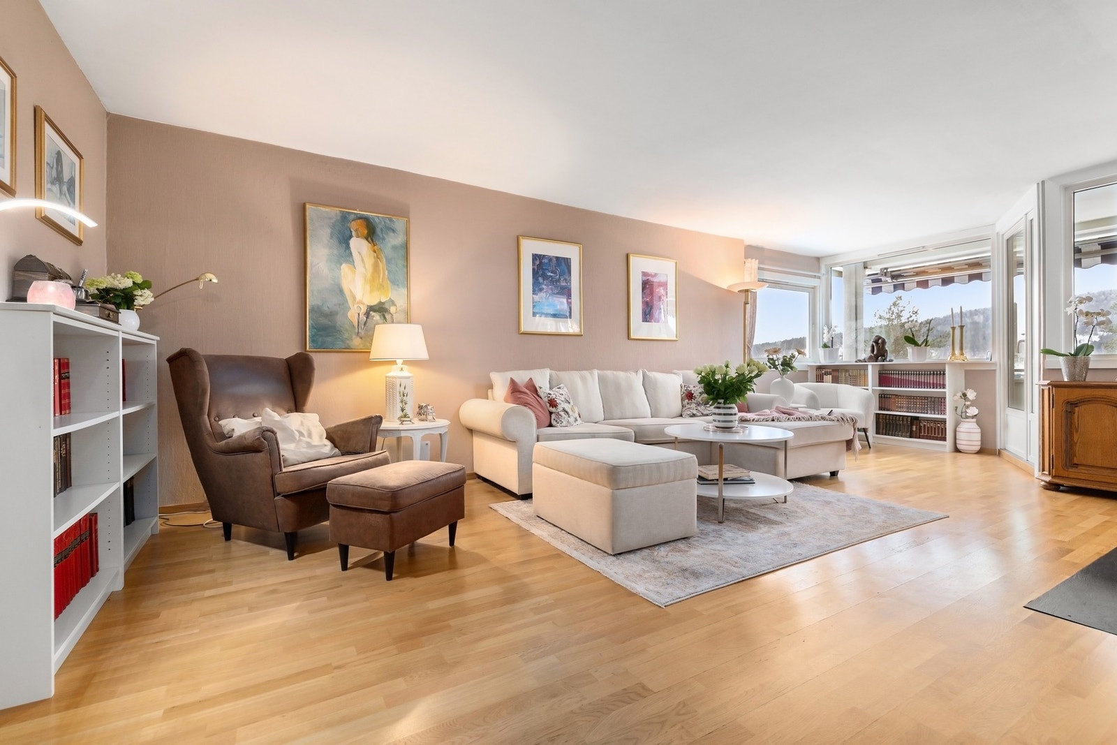 Stuen har en generøs størrelse og byr på fin plass til både sofagruppe og spisebord Galleribilde