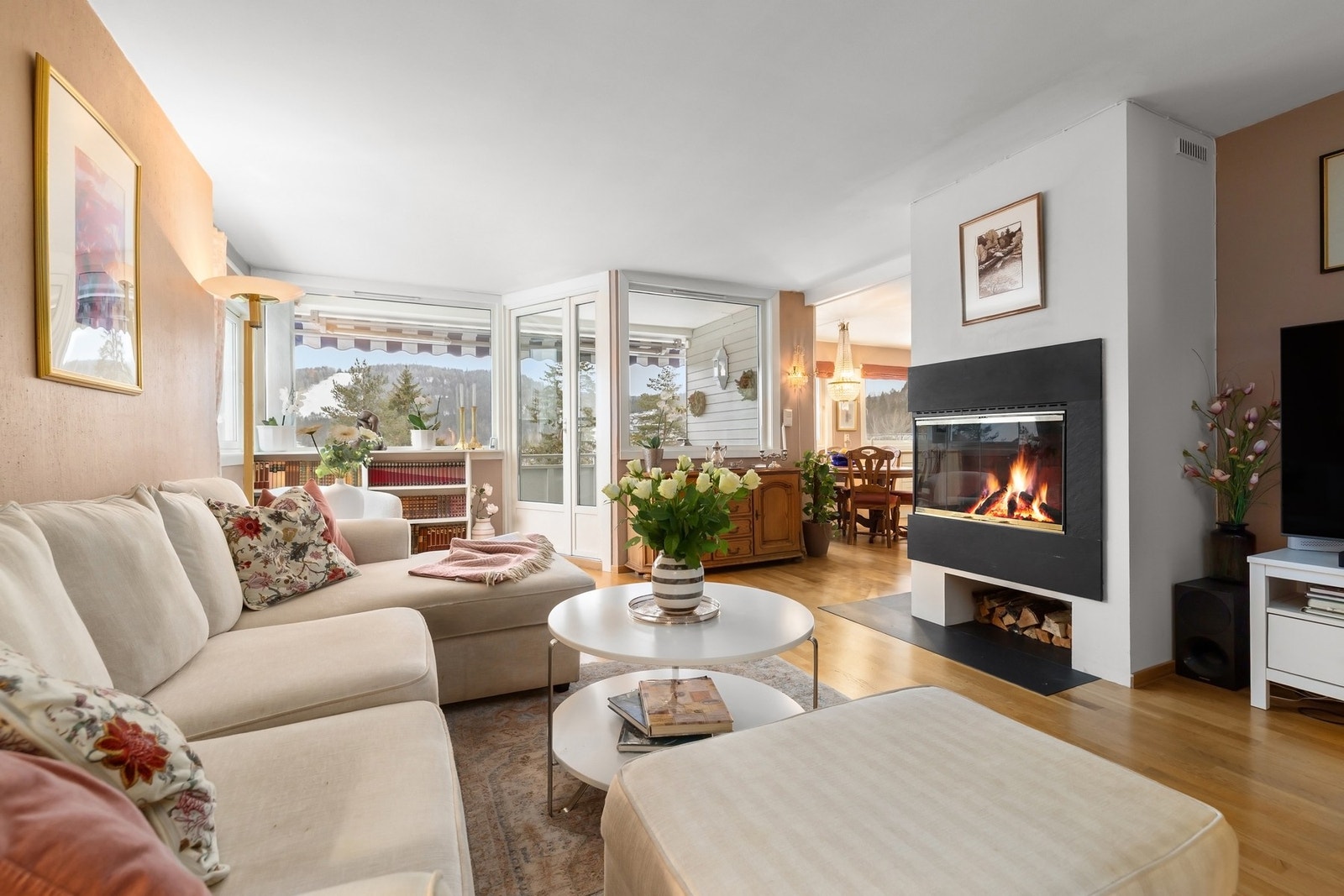 Stuen er lys og luftig med godt lysinnslipp. Fotograf: L.Lerdahl Galleribilde