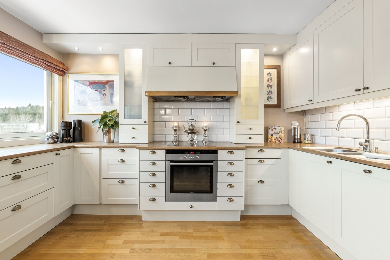 Flott utsikt fra kjøkkenvindu Galleribilde