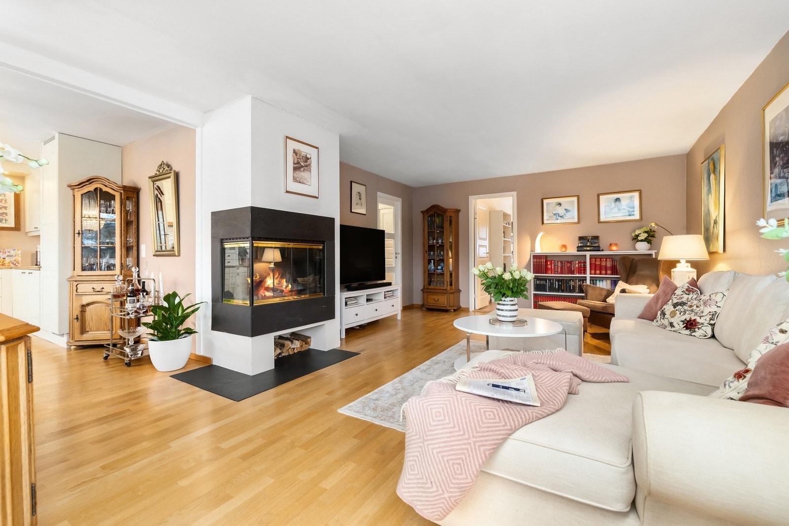 Felles teglsteinspipe med vedinnsats i stue Galleribilde