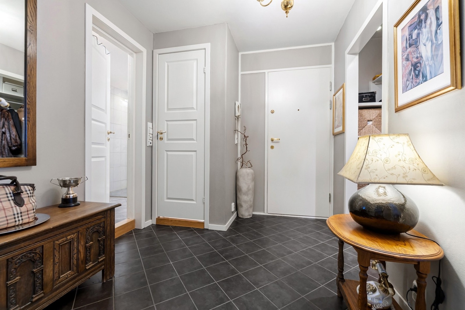 Gangen byr på god plass til yttertøy og sko og har fliser med gulvvarme Galleribilde