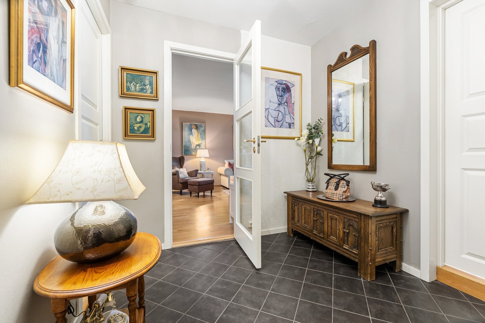 Bad og ekstra wc ligger praktisk og fint skjermet til i entrè/gang Galleribilde