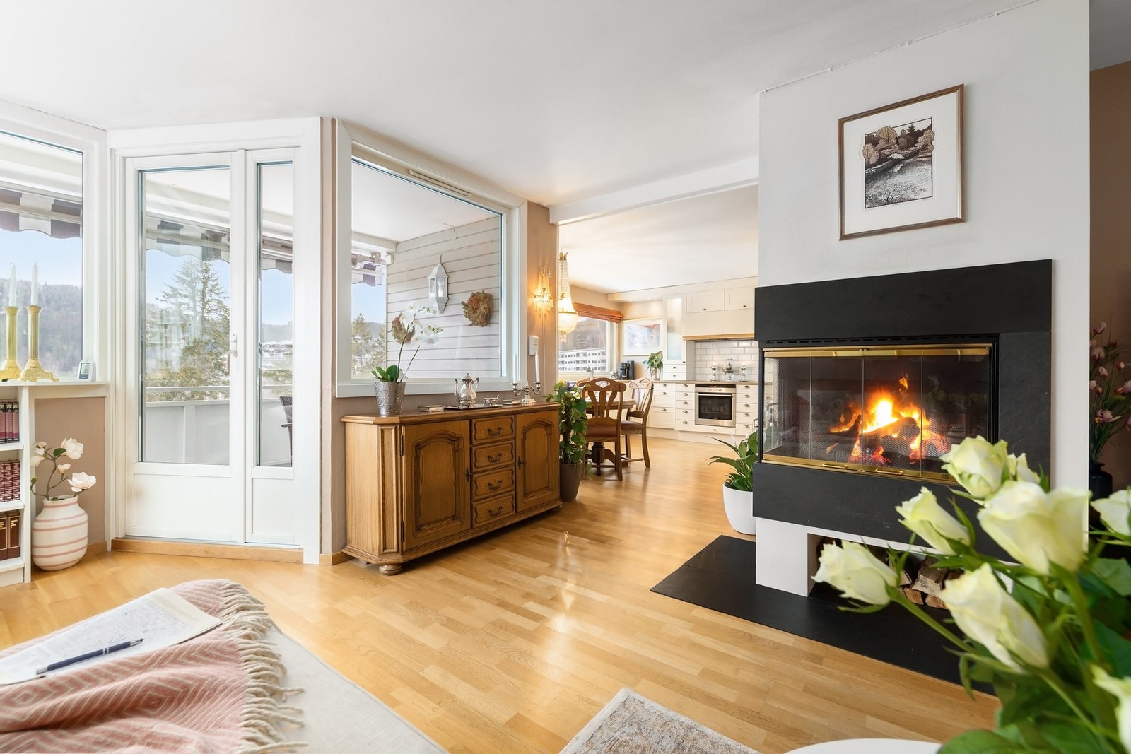 Godt med lysinnslipp fra flere vinkler i stuen Galleribilde