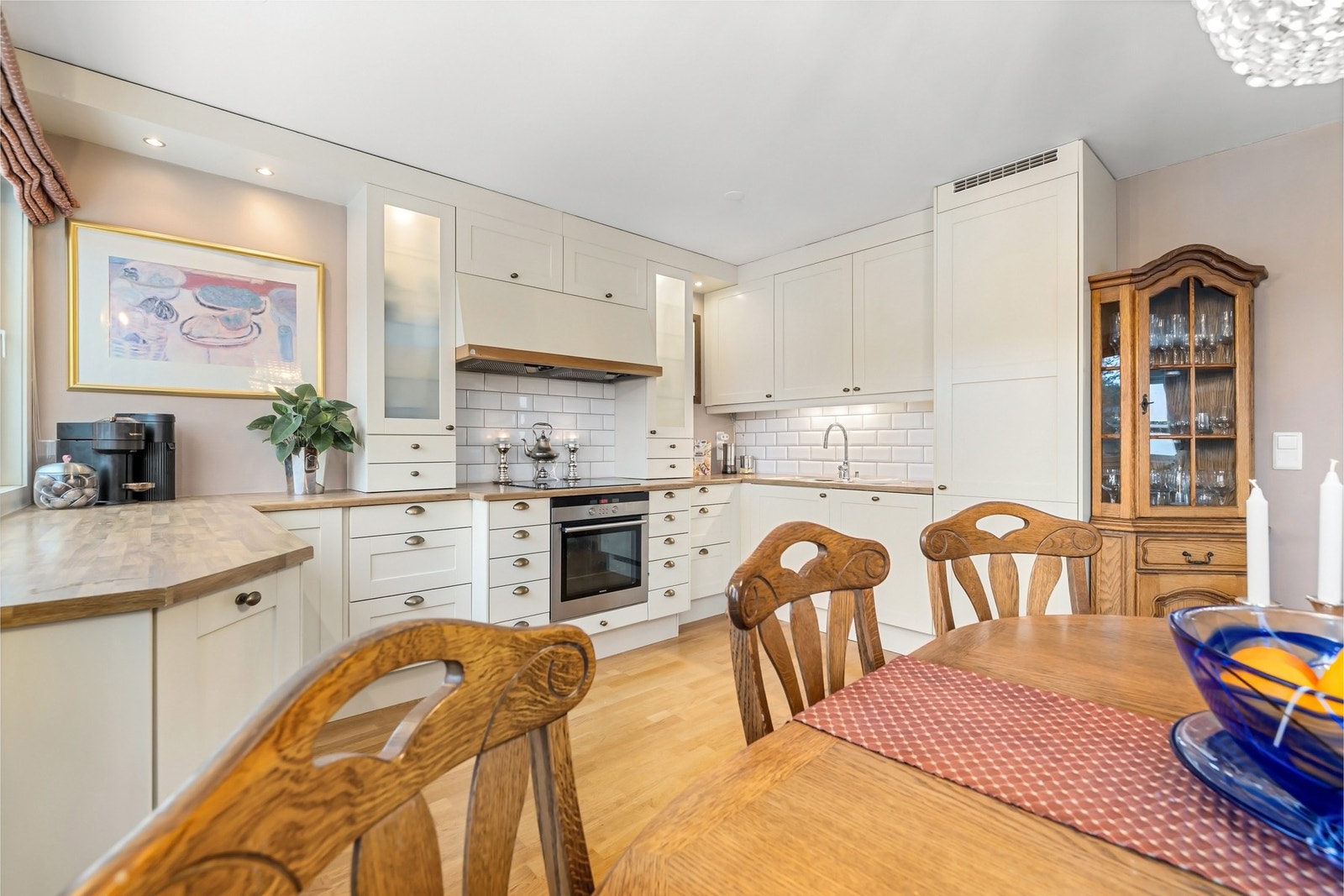 Kjøkkenet byr på god skap-/og benkeplass Galleribilde