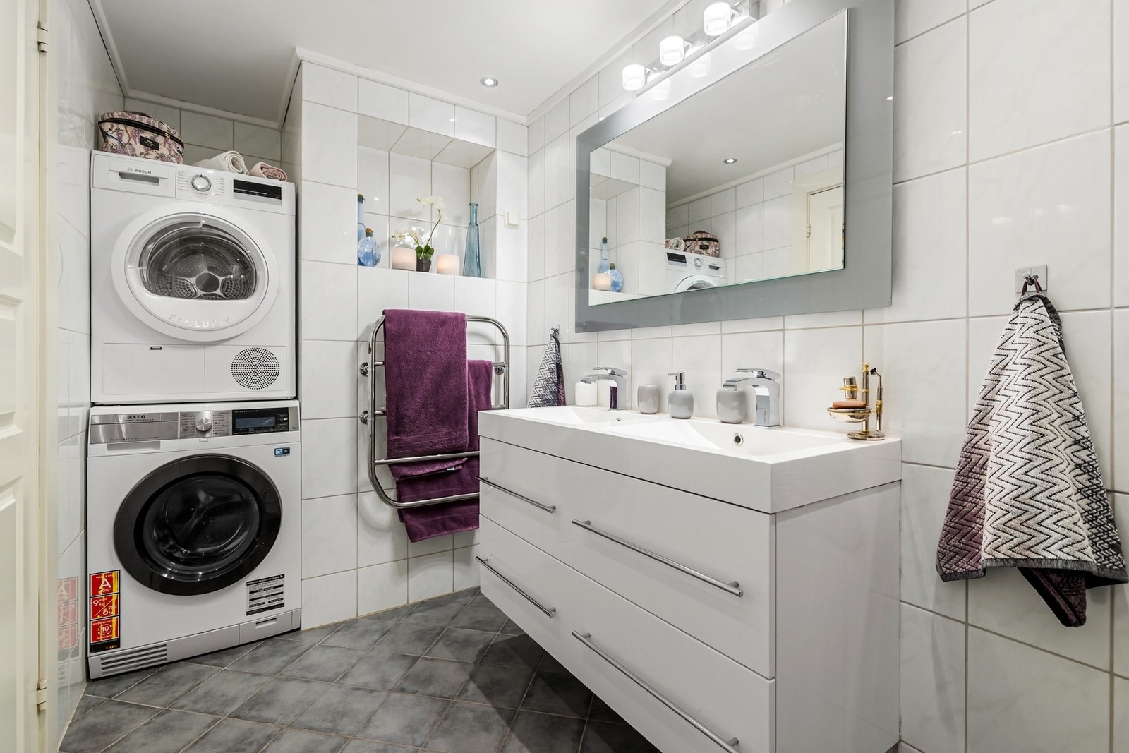 Smart utnyttet bad med opplegg til vaskemaskin og tørketrommel Galleribilde