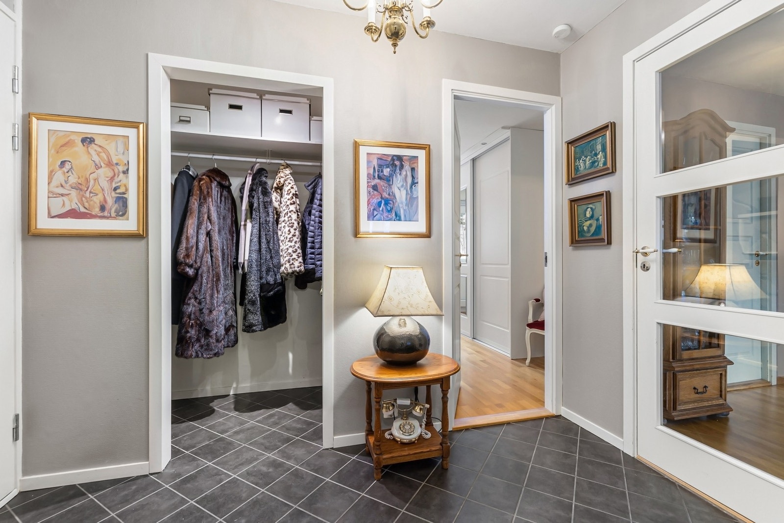 Praktisk og godt utnyttet entrè/gang med smart lageringsplass Galleribilde