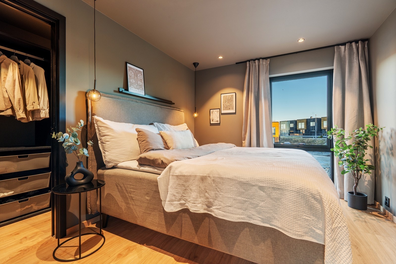 Nydelig hovedsoverom med walk-in closet. Galleribilde