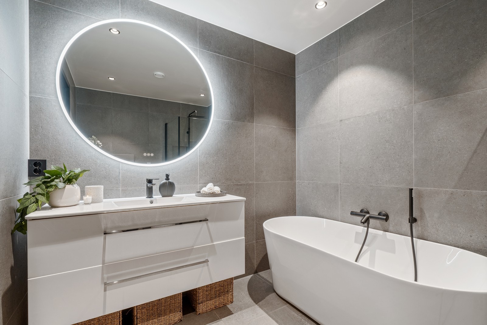 Flislagt bad med vegghengt servant og badekar i andre etasje. Galleribilde