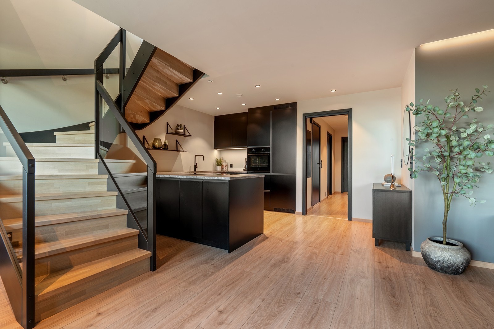 Kjøkkeninnredning er oppgradert, samt elektrisk med spotter. Galleribilde