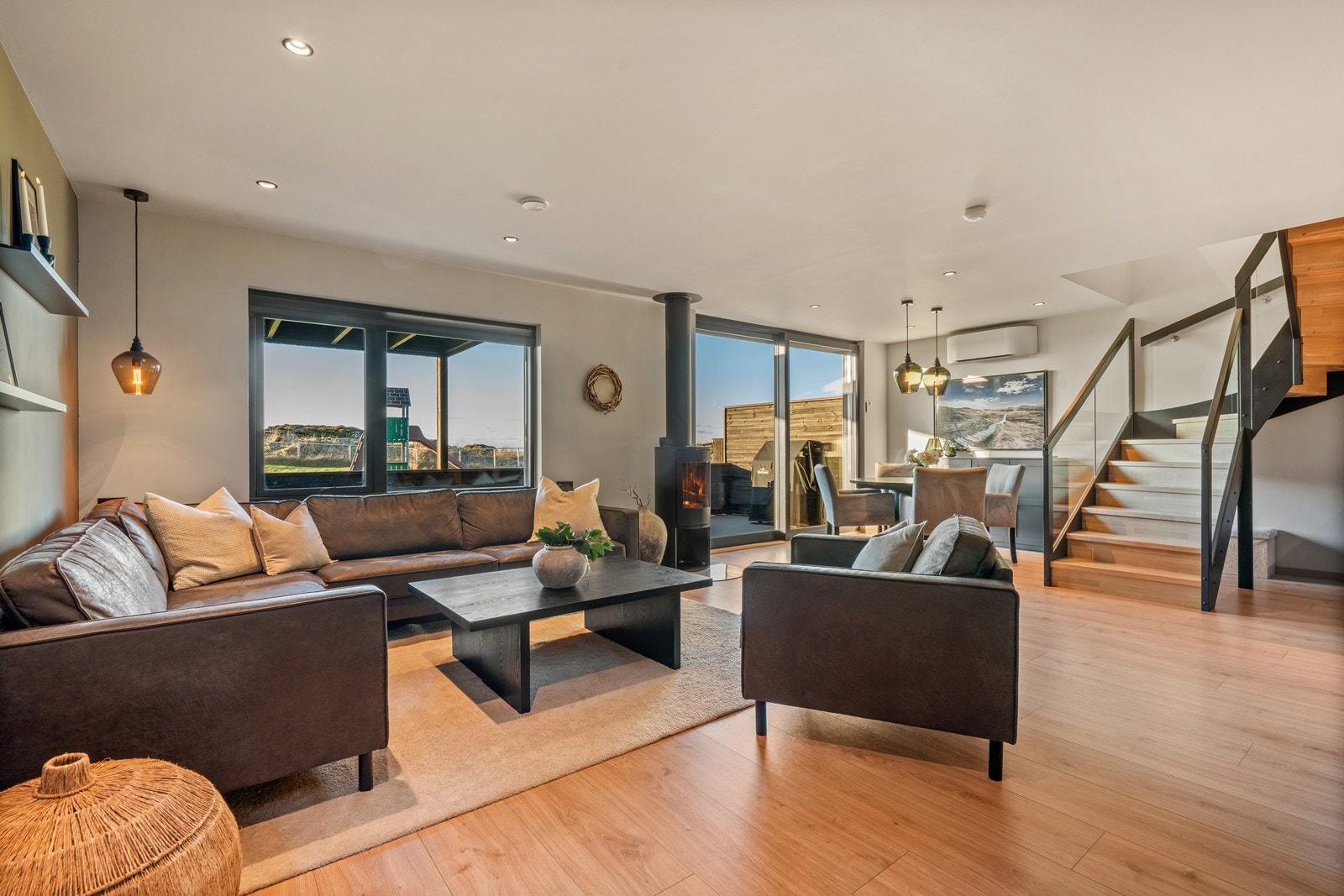 Store vindusflater gir rikelig med naturlig lysinnslipp, med doble gulv-til-tak-glassflater og skyvedørsløsning ut til terrassen. Galleribilde