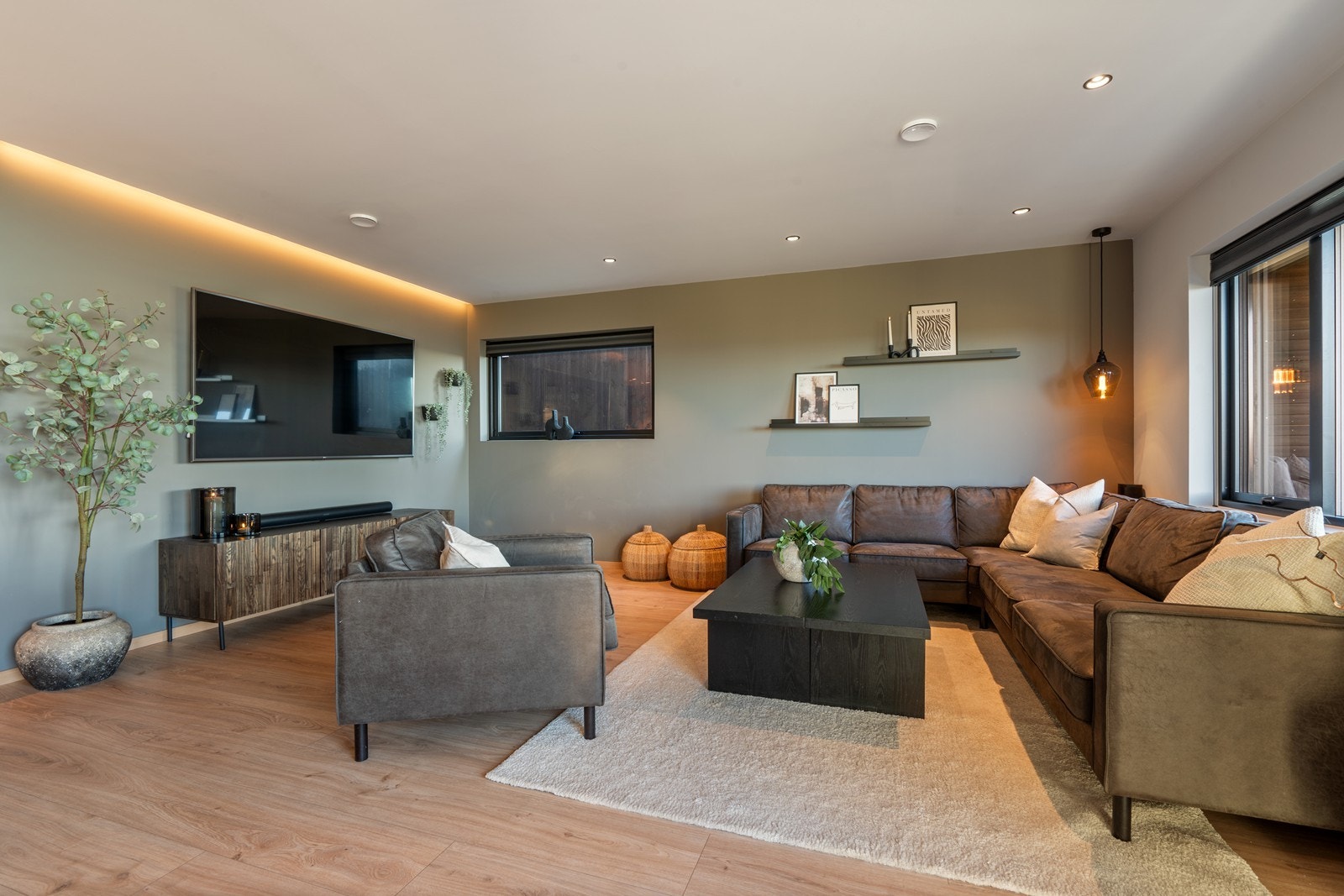 Montert ledstrip på tv-veggen mot himling. Galleribilde