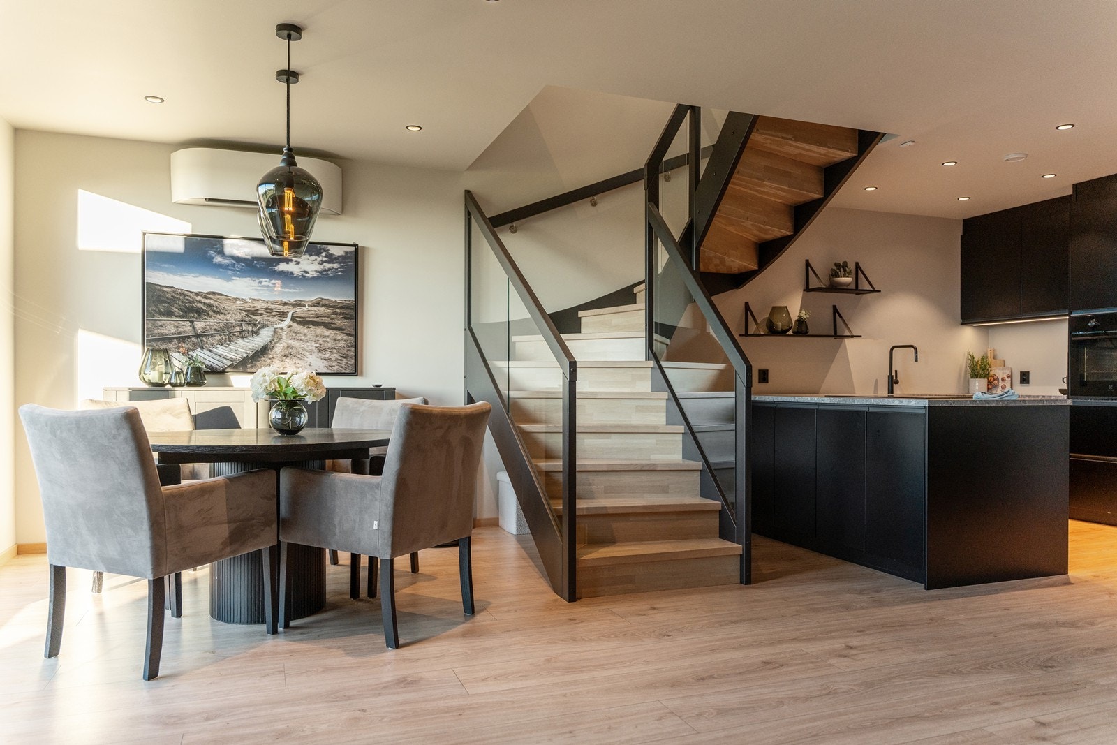 Åpen stue-kjøkken løsning. Nydelig spesiallaget trapp fremstår virkelig som et eksklusivt møbel i stuen. Galleribilde