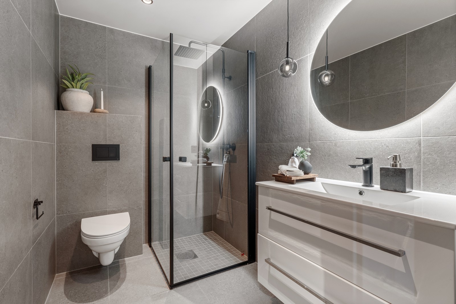 Flott flislagt bad i første etasje av høy standard. Galleribilde