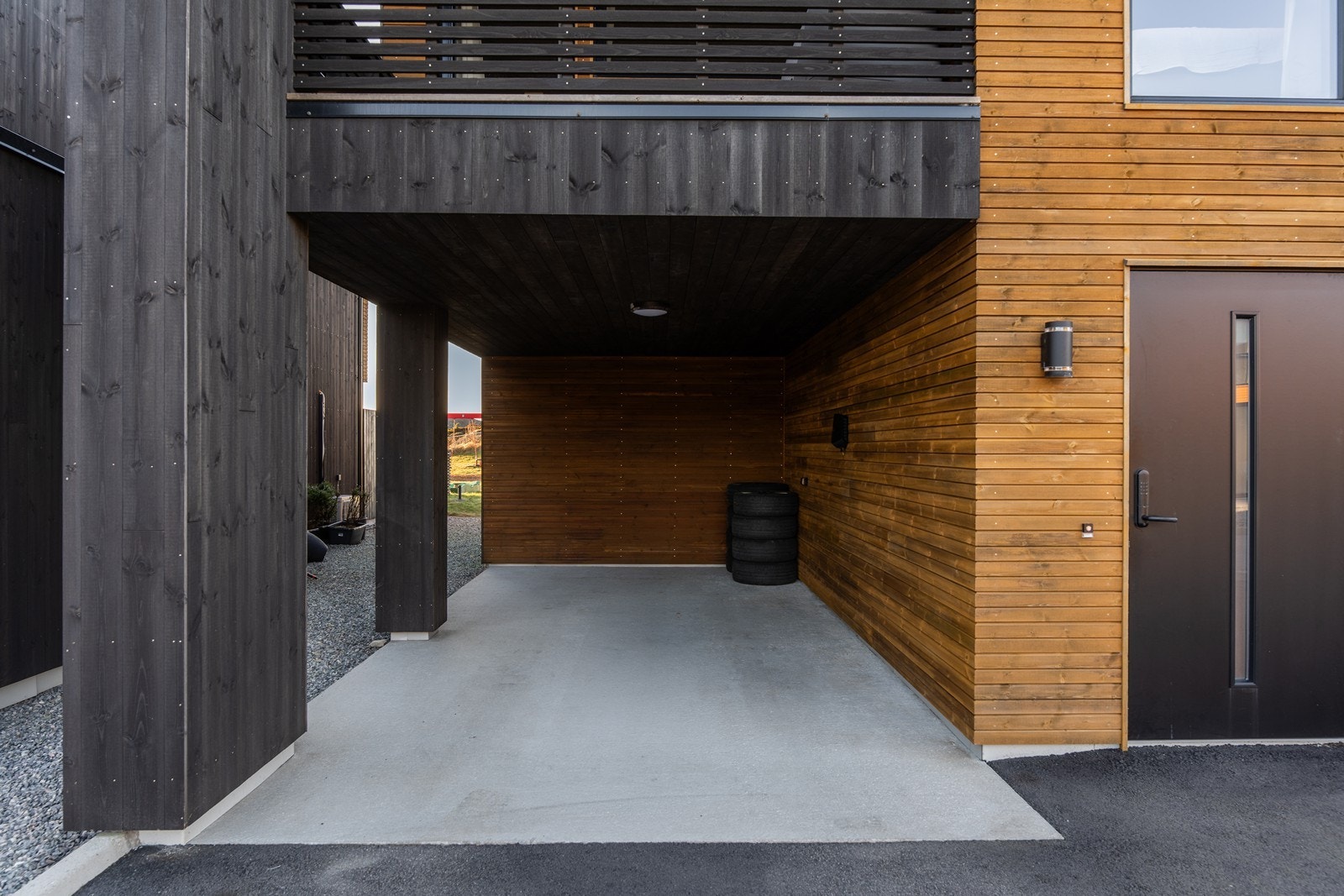 Integrert carport til huset. Galleribilde