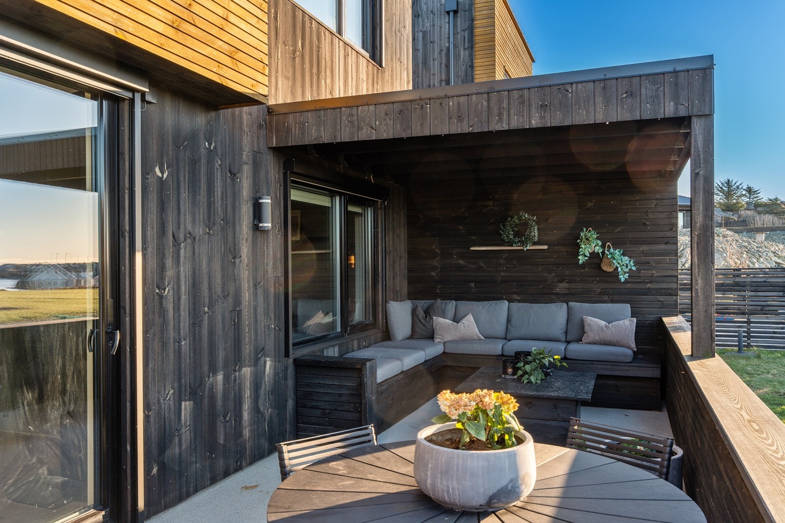 Koselig uteområde med sittegruppe og pergola. Galleribilde