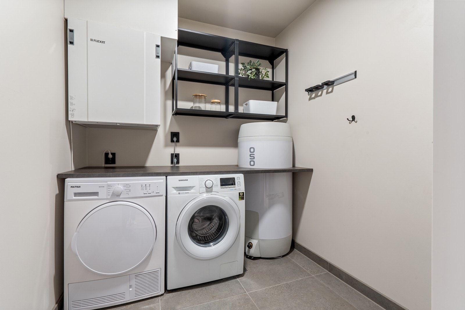 Praktisk vaskerom med benkeplate. Galleribilde