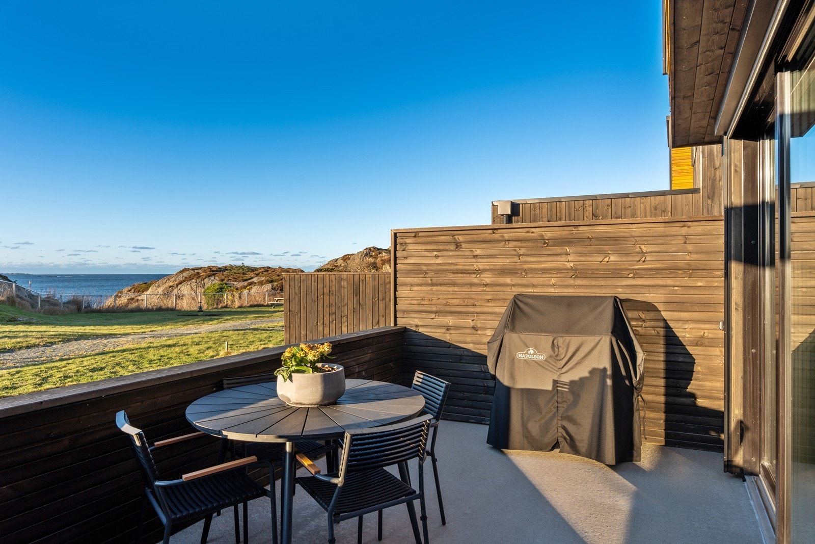 Flott havutsikt fra terrassen. Solrikt uteområde. Galleribilde