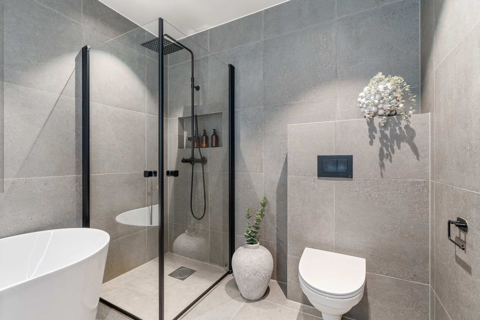 Her har du både dusj og badekar. Galleribilde