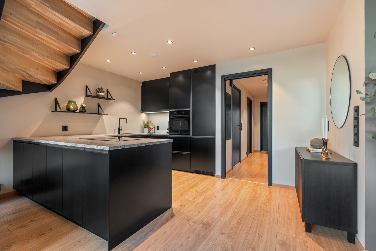 Flott kjøkken med svarte fronter og integrerte hvitevarer. Galleribilde