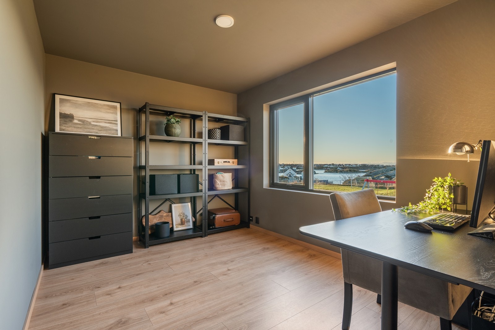 Soverom 2. Passer også godt som blant annet kontor eller gamingrom. Nydelig utsikt fra rommet. Galleribilde