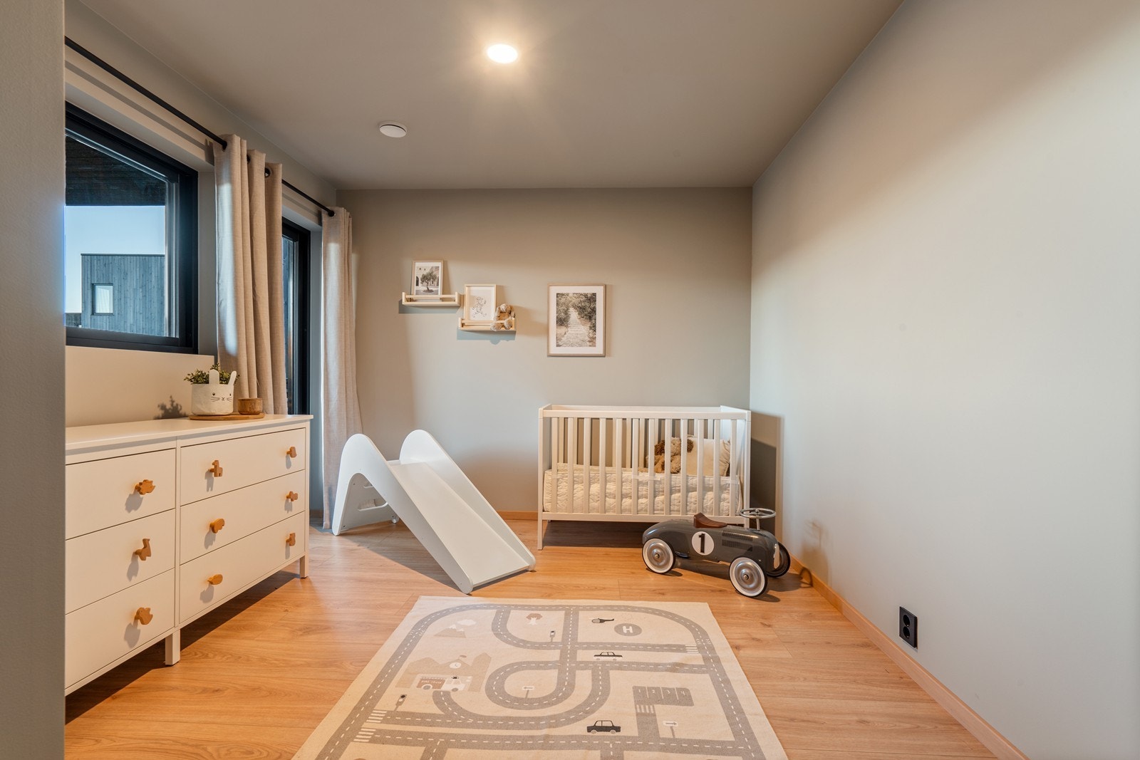 Soverom 4 i andre etasje, med direkte utgang til privat balkong. Galleribilde