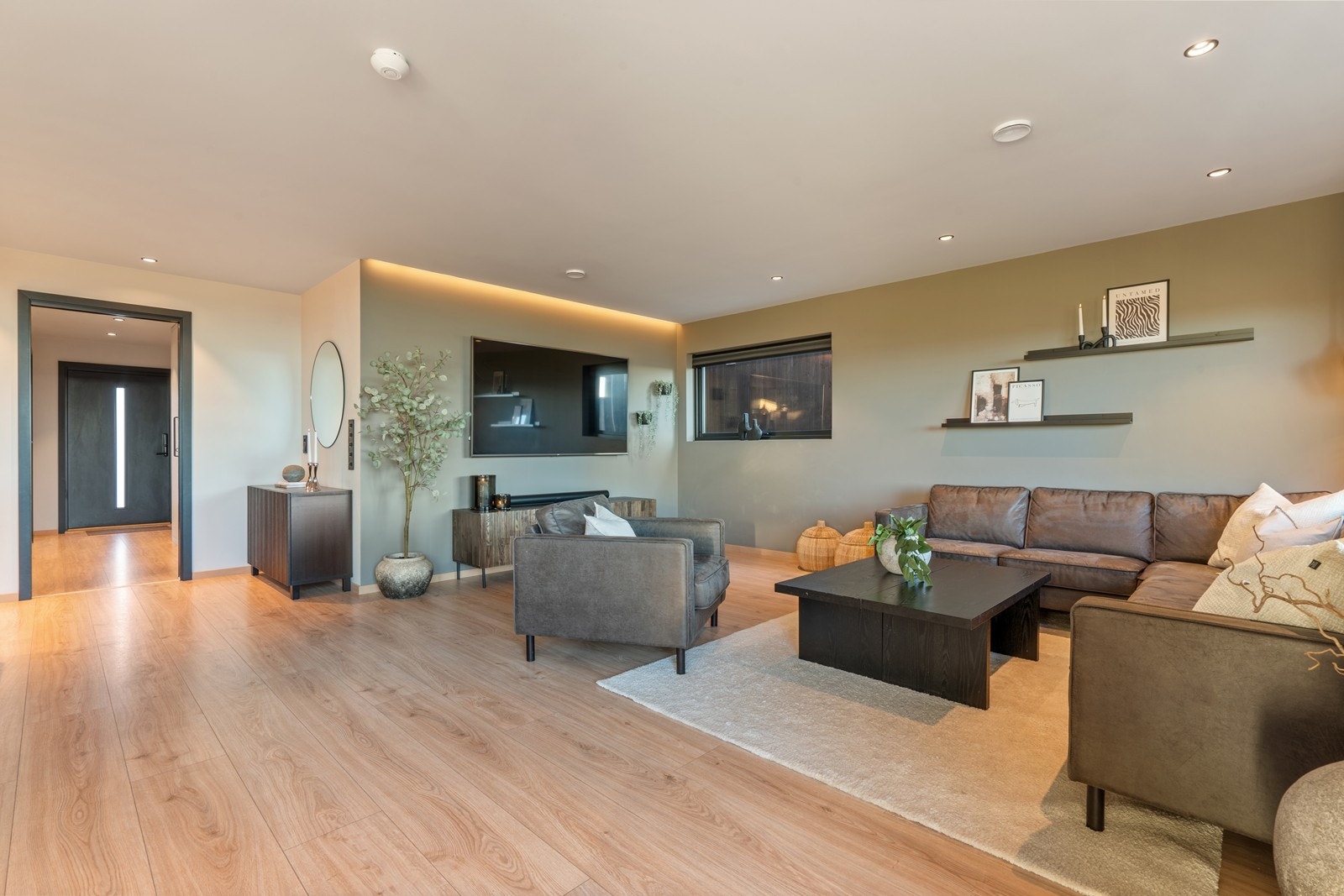 Lys og innbydende stue, med delikate og tidsriktige fargevalg. Galleribilde