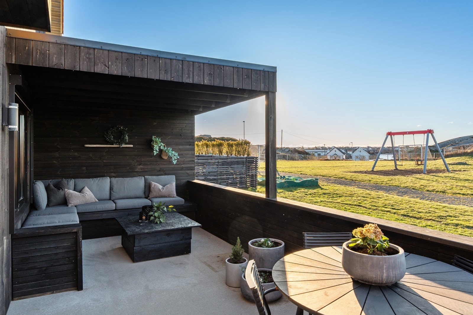 Her kan du nyte dagene, mens ungene koser seg i lekeparken og den store gressplenen. Galleribilde