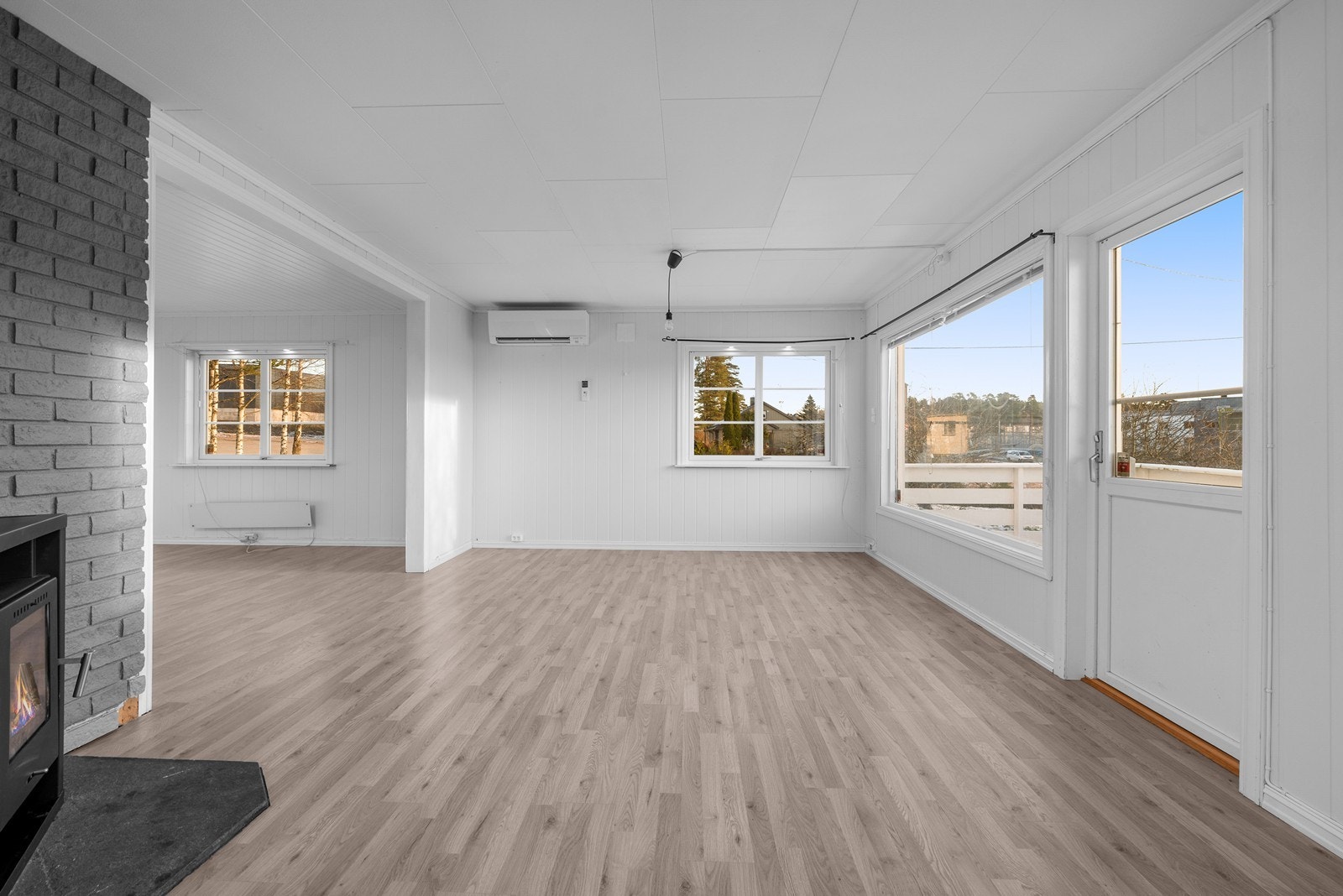 Stue med utgang til terrasse vendt ut mot hage Galleribilde