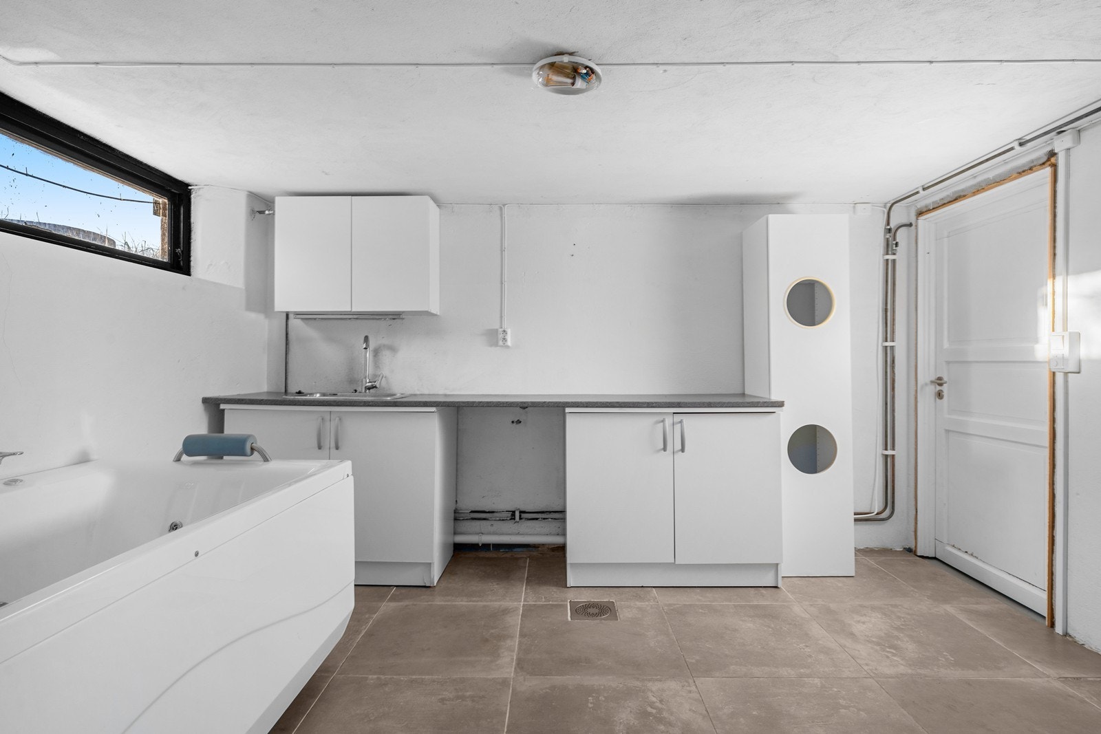 Vaskerom i kjeller som er innredet/ supplert med badekar. Rommet er iht. byggetegninger godkjent som vaskerom og ikke som rom for varig opphold Galleribilde