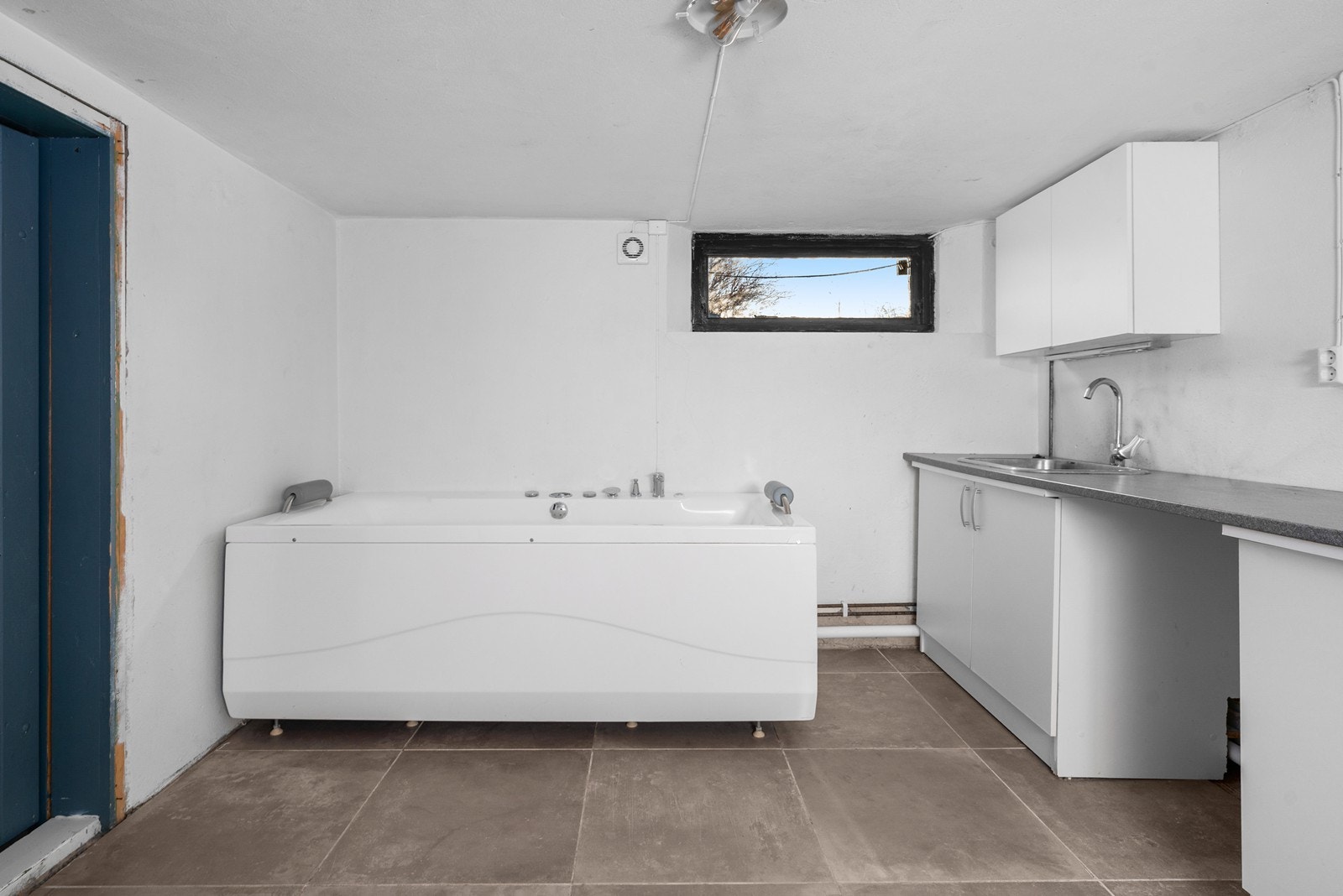 Vaskerom i kjeller som er innredet/ supplert med badekar. Rommet er iht. byggetegninger godkjent som vaskerom og ikke som rom for varig opphold Galleribilde