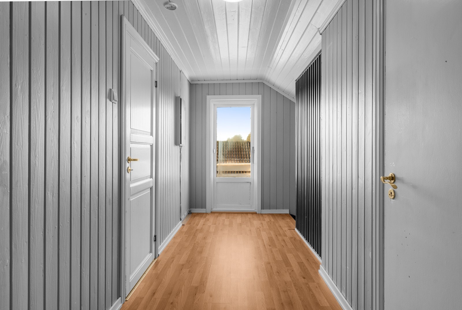 Gang/ trapperom i 2.etasje med utgang til veranda over inngangsparti Galleribilde