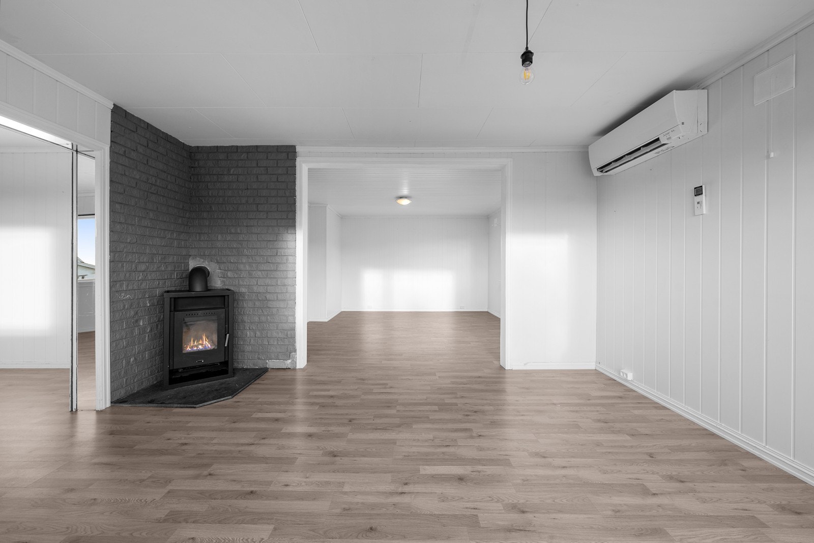 Stue. Det er både peisovn og varmepumpe Galleribilde