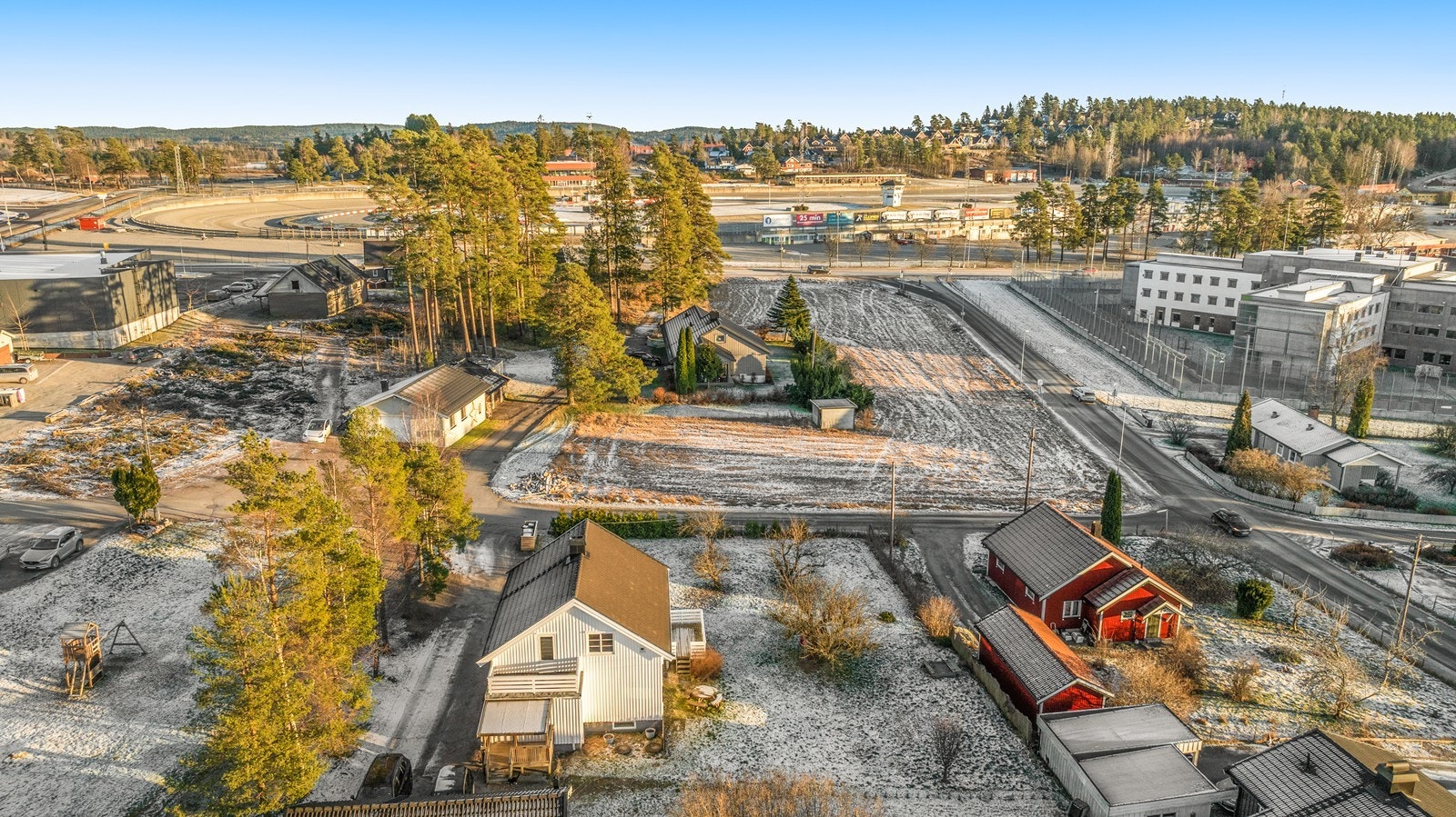 Momarken travbane i bakgrunnen Galleribilde
