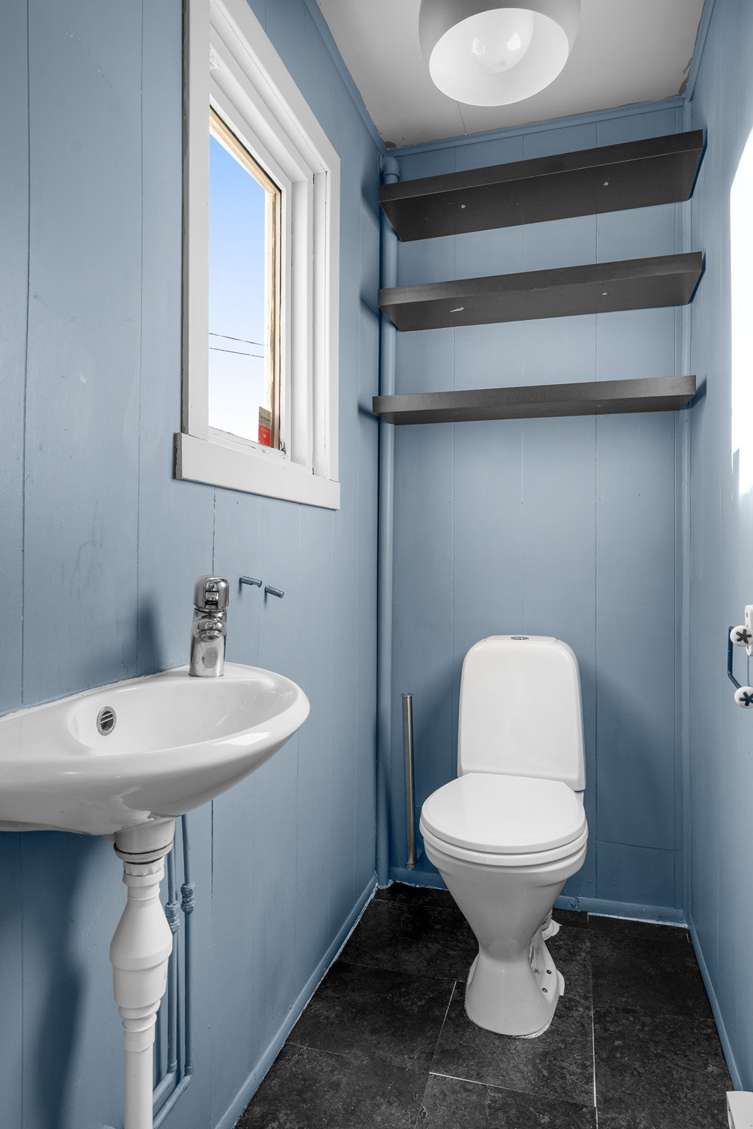 Separat toalettrom i 1.etasje Galleribilde