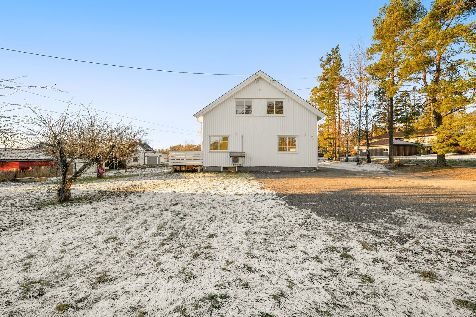 Hyggelig hage og parkeringsareal i forkant av boligen Galleribilde