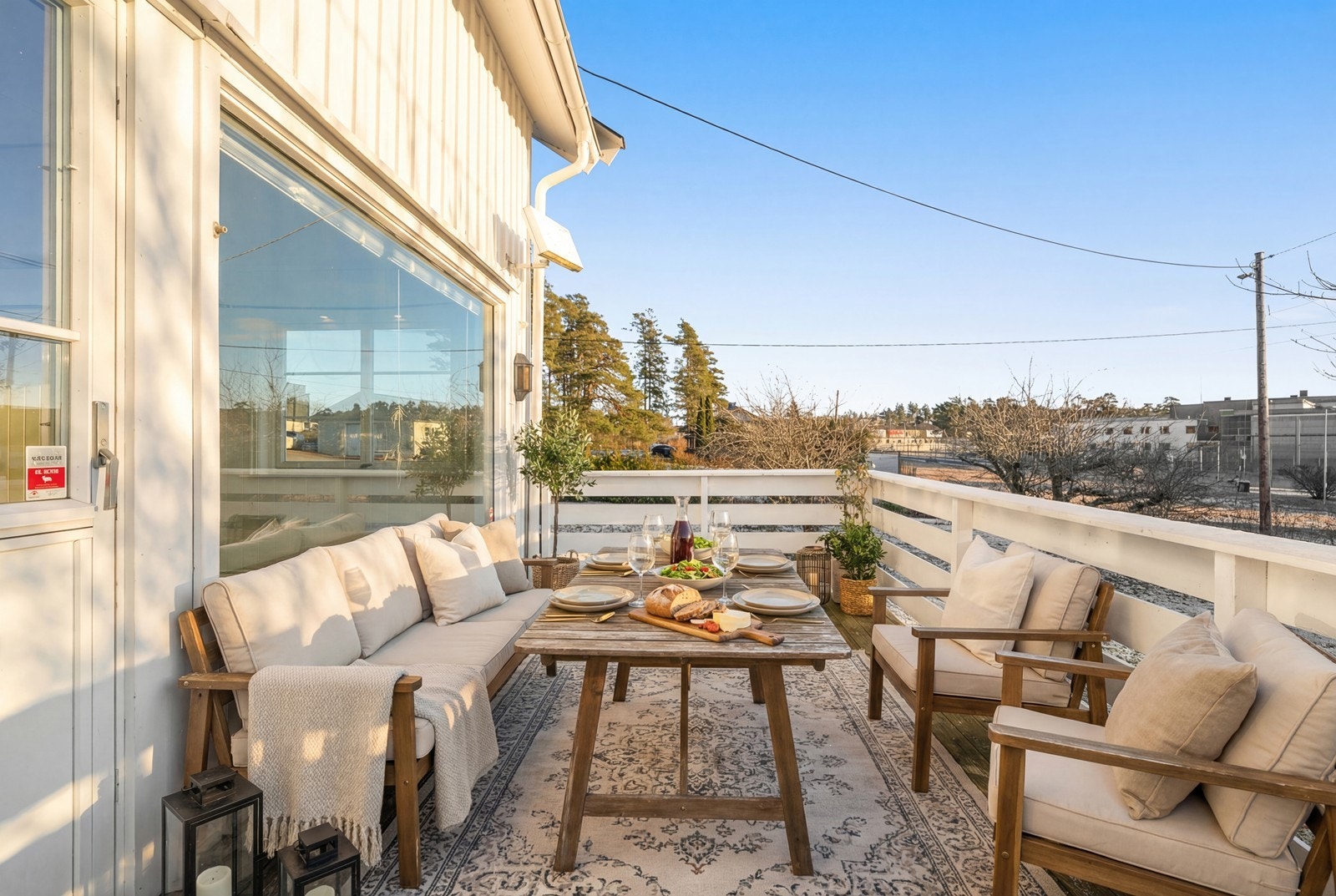 Solrik og fin terrasse. Her med digital møblering Galleribilde