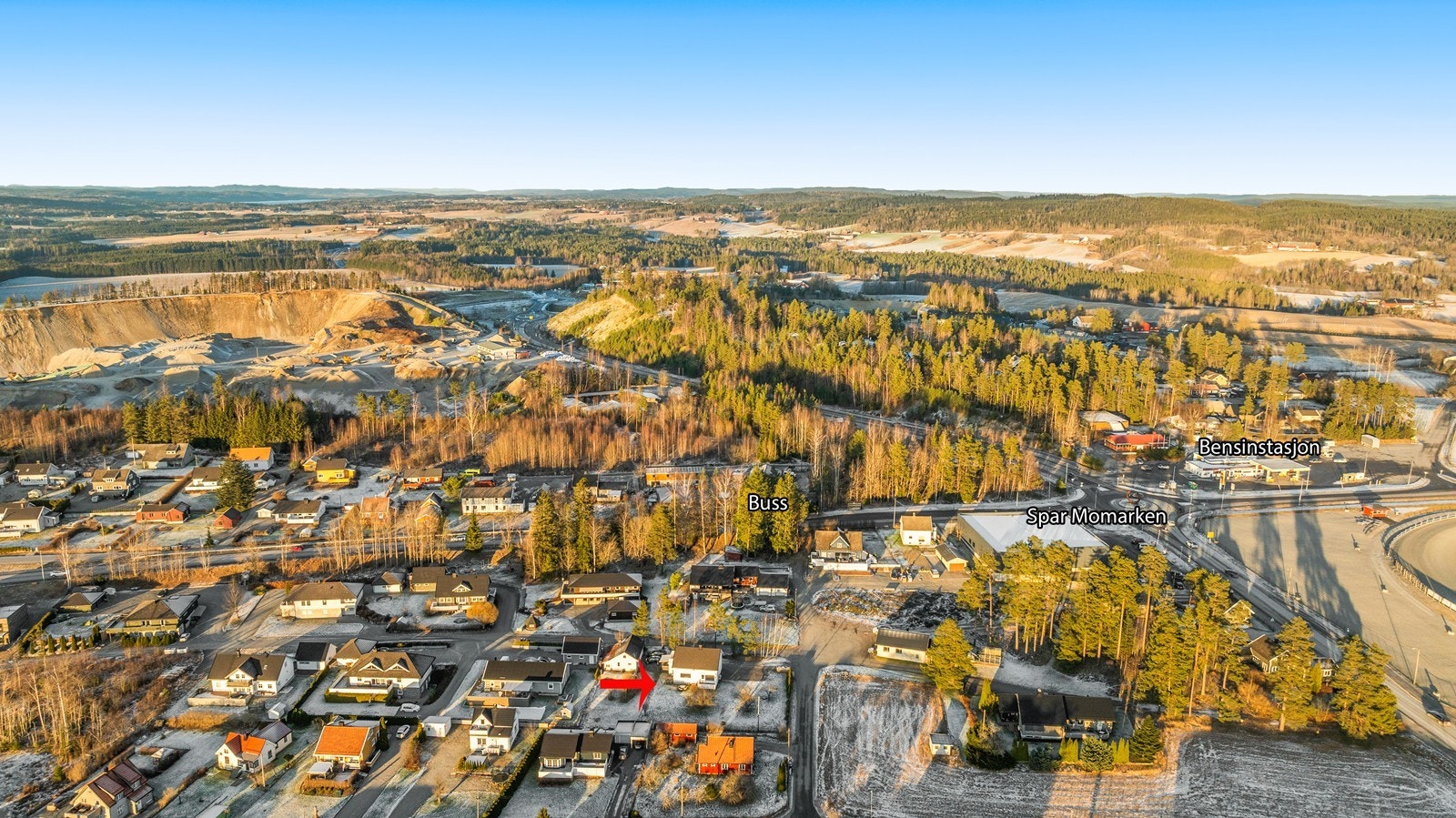 Umiddelbar nærhet til bussholdeplass og dagligvarebutikk Galleribilde