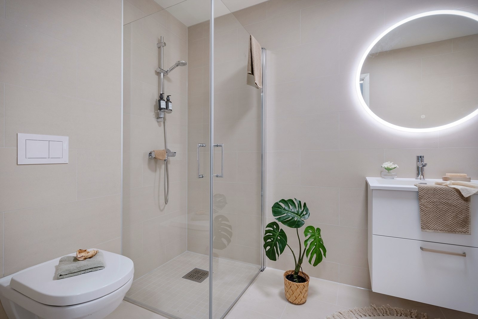 Bad 2 med adkomst fra entré Galleribilde