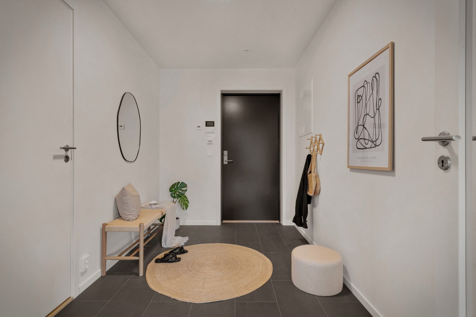 Flislagt entré med vannbåren varme i gulv. Galleribilde