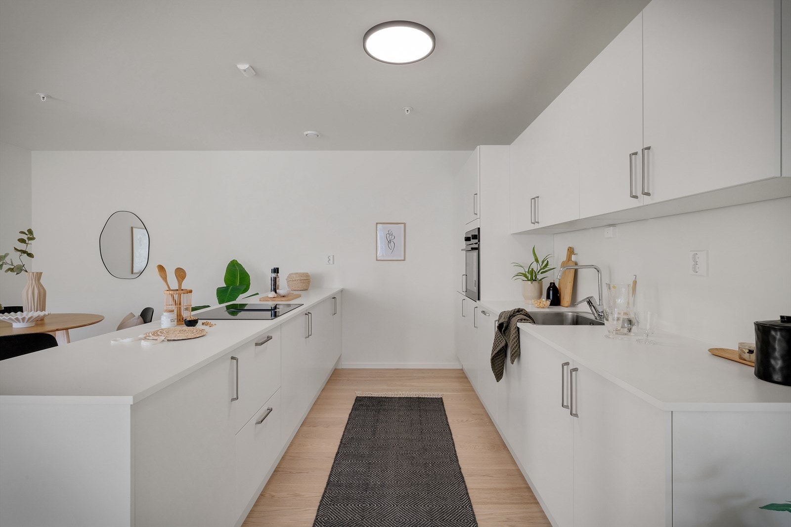 Det er integrerte hvitevarer som platetopp, komfyr, kombi kjøl/fryseskap og oppvaskmaskin. Galleribilde