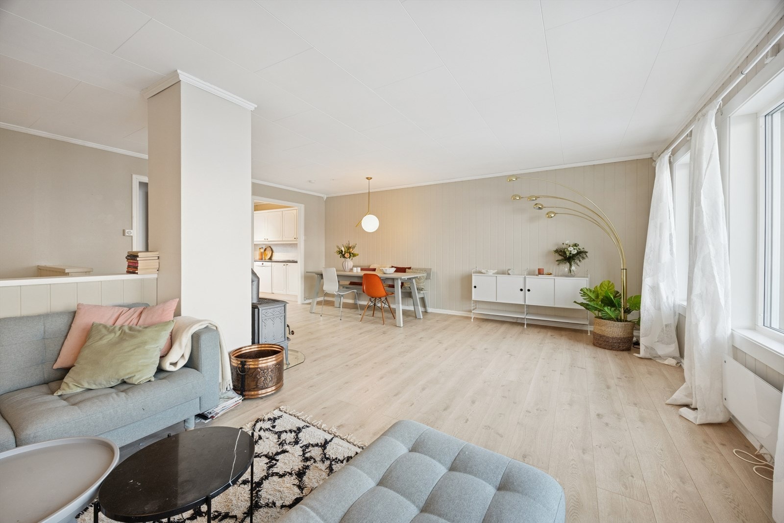 Rommet har store vindusflater som slipper inn rikelig med naturlig lys. Galleribilde