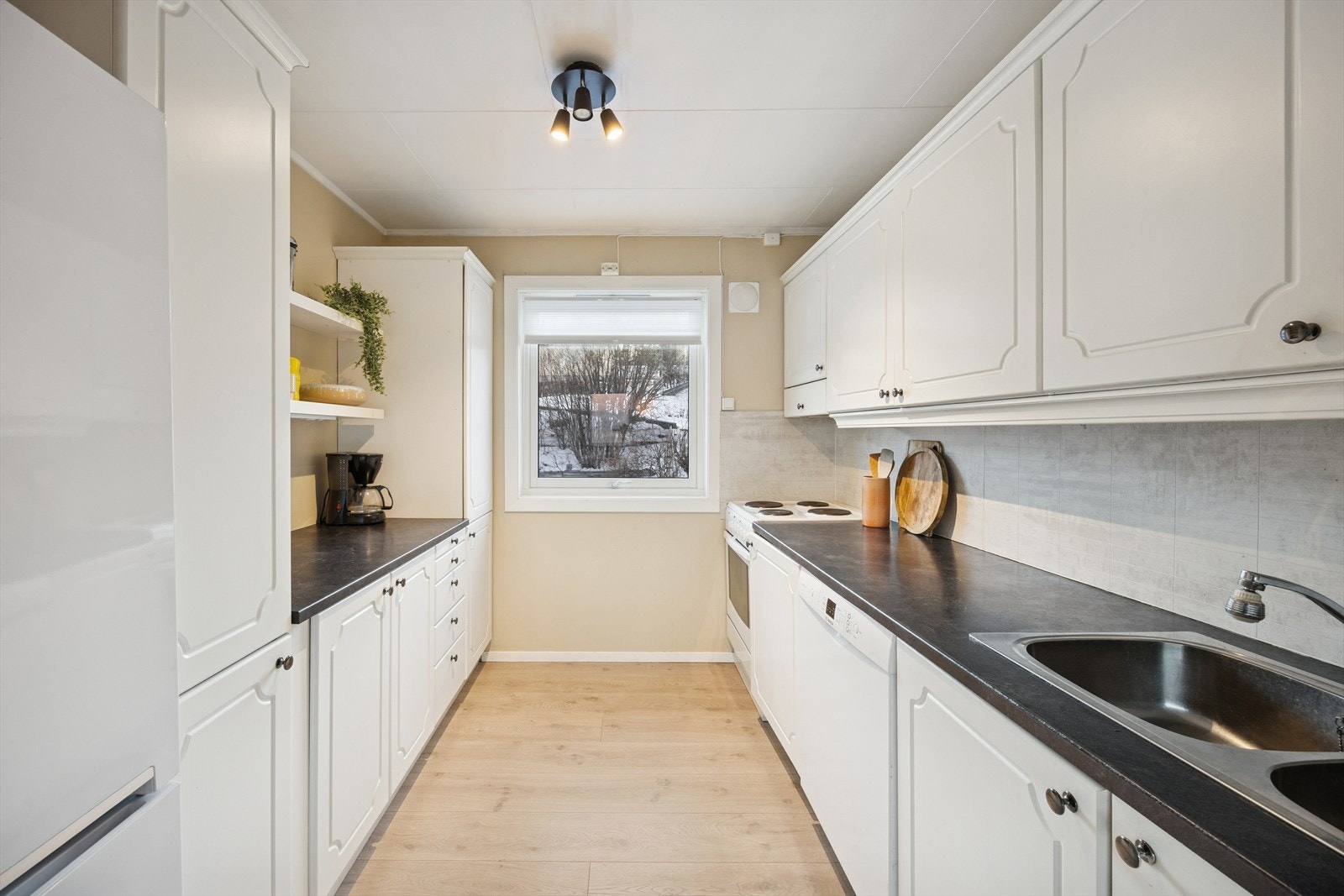 Kjøkkenet er utstyrt med frittstående kjøl/fryseskap, oppvaskmaskin og komfyr. Galleribilde