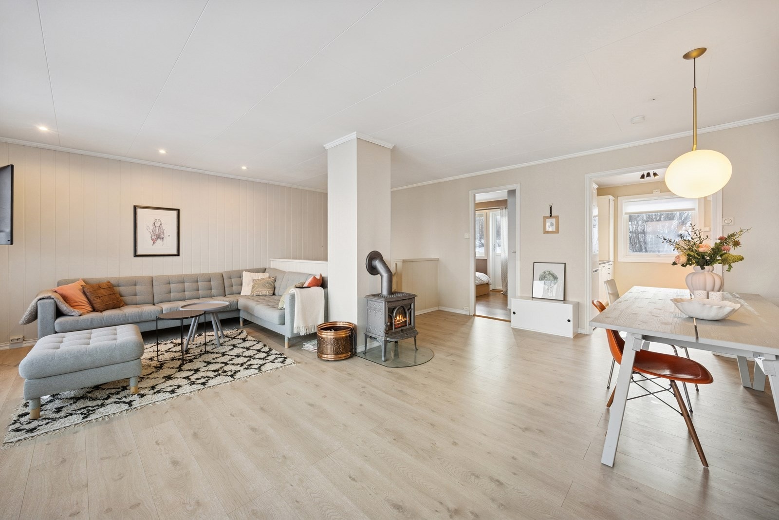 Stuen og kjøkkenet ligger i åpen og sosial løsning, her er det god plass til både sofagruppe og spisebord. Galleribilde