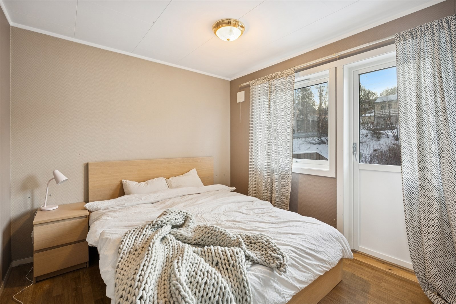 Boligen har til sammen tre soverom, ett ligger i denne etasjen og to i 1. etasje. Galleribilde