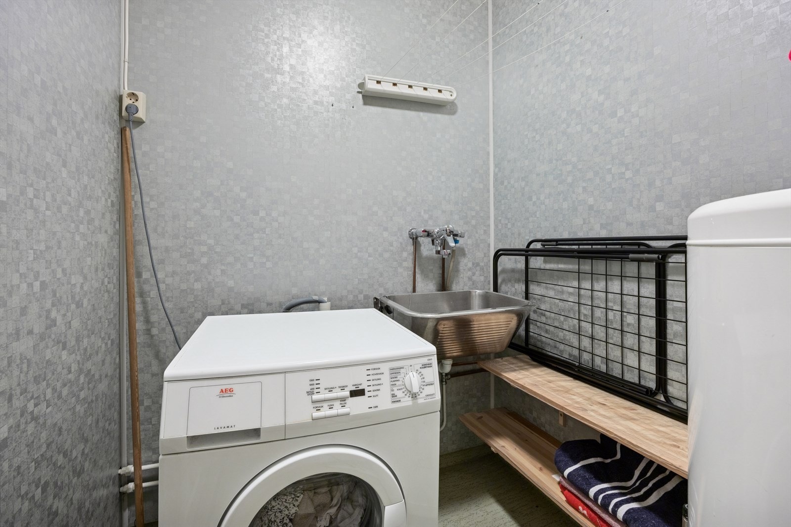 Vaskerommet er fra før 1997 og har våtromsplater på veggene. Galleribilde