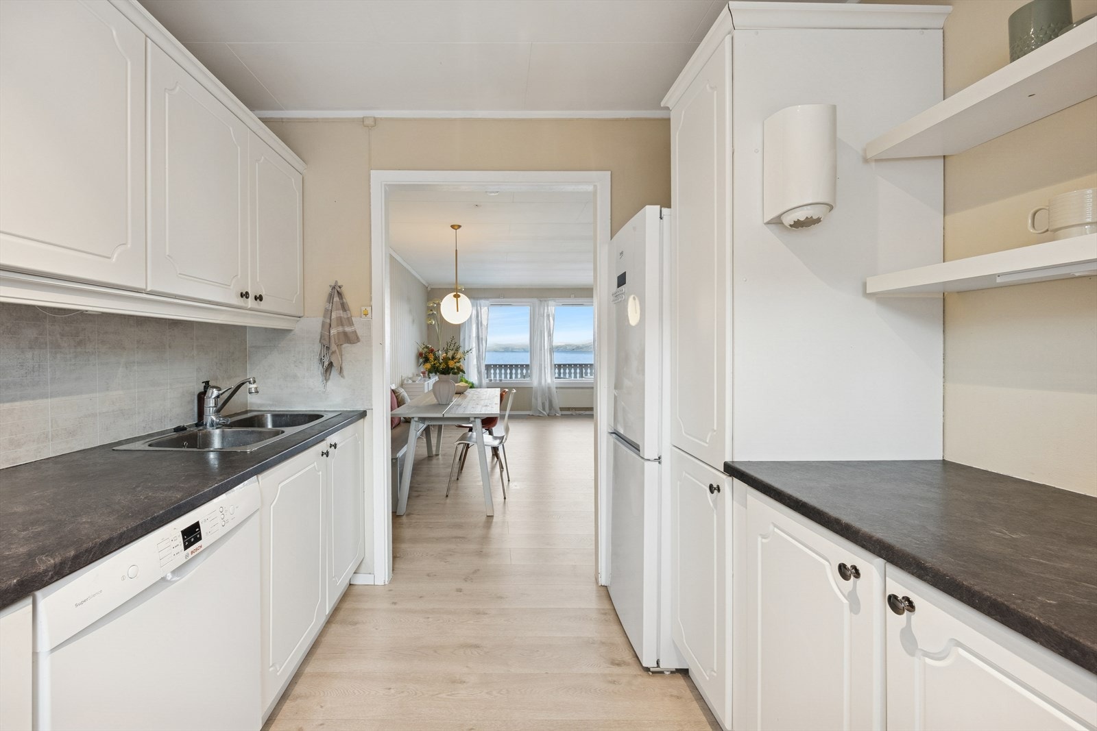 Kjøkkenet har en innredning med profilerte fronter og en laminert benkeplate. Galleribilde