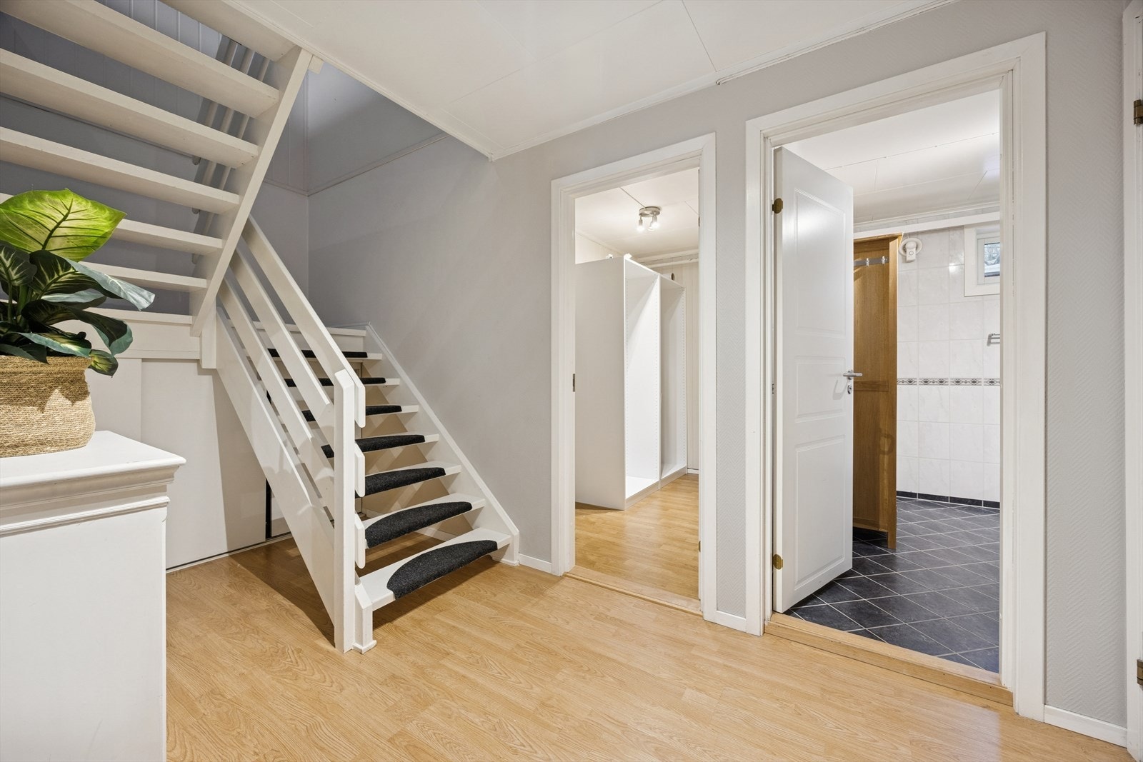 Inne blir du møtt av en lys entré og gang som gir et godt førsteinntrykk av boligen. Galleribilde