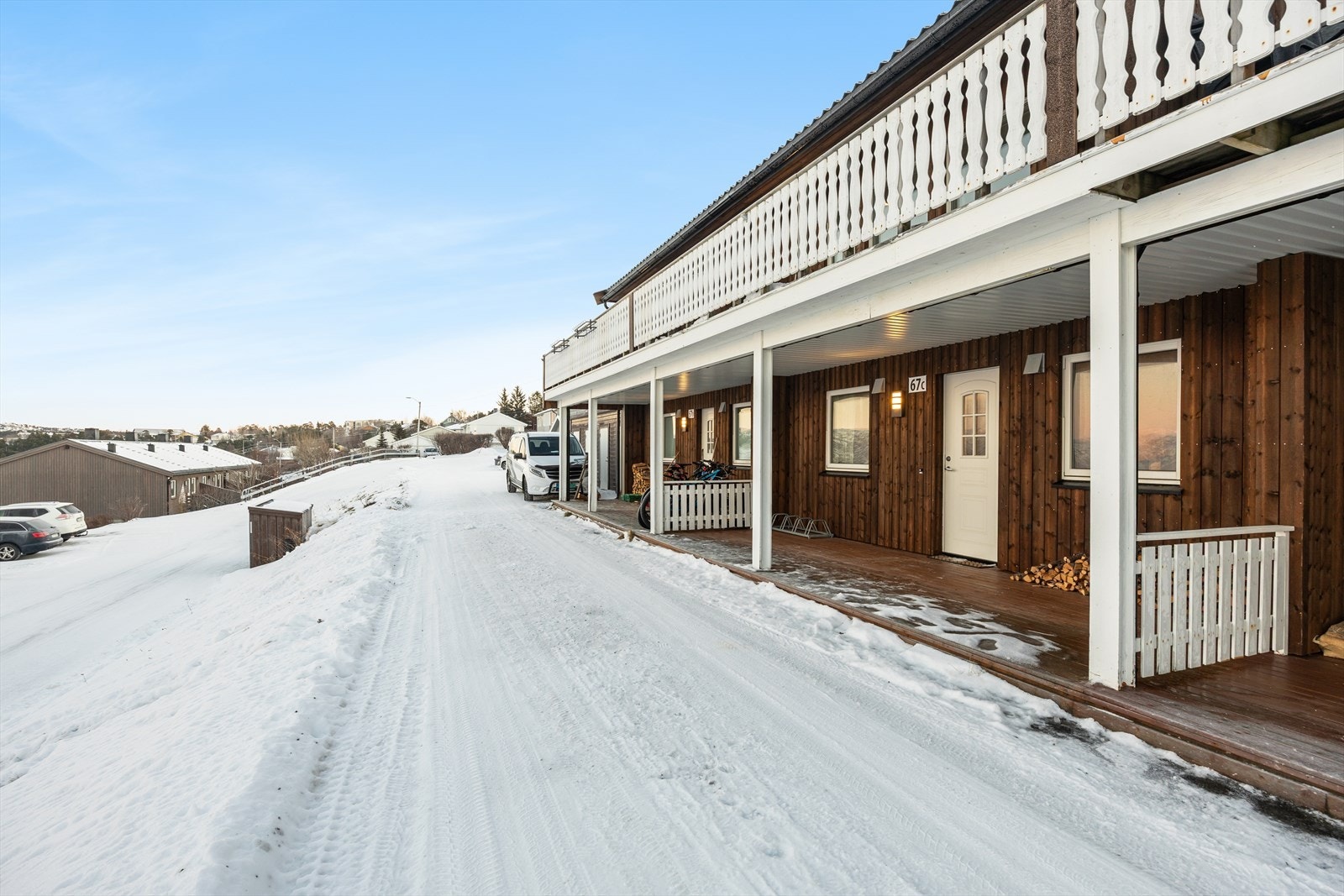 Apanesveien 67C har en fin beliggenhet i et attraktivt og barnevennlig område med kort gangavstand til skole, flere barnehager og dagligvarebutikker. Galleribilde