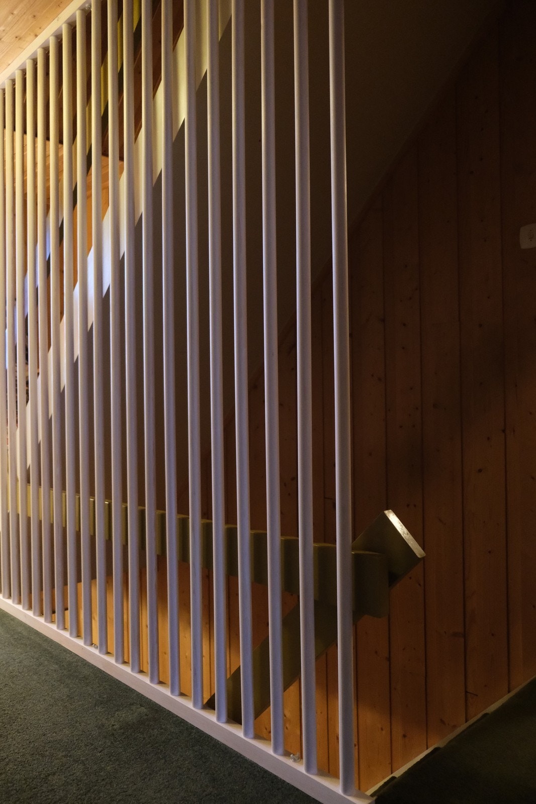 Det er satt opp spilevegg i begge etasjer i trapperommet. Galleribilde