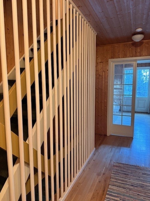 Det er satt opp en lekker spilevegg i trappeoppgangen. Galleribilde